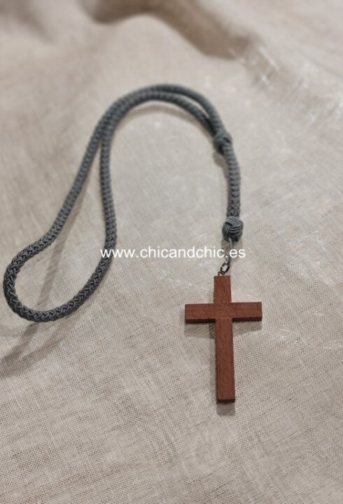 Cordón con cruz madera gris