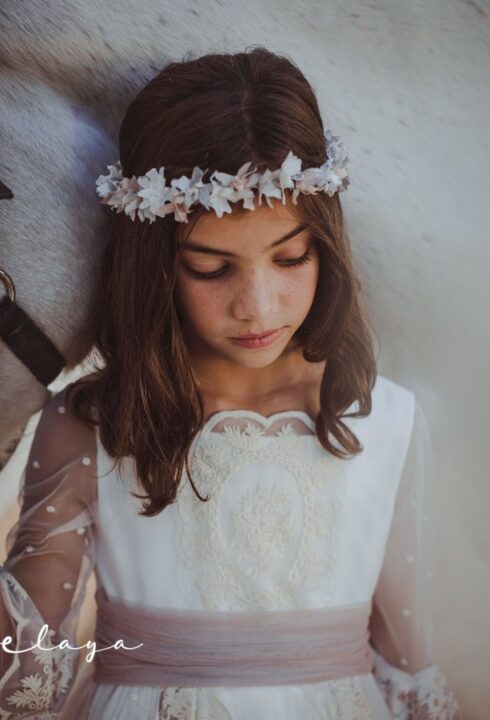 Corona flores 2022-02. gris, rosa y blanco roto.