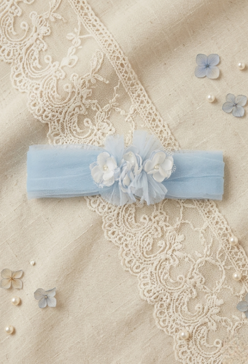 Adorno cinturón Flores 2022-14. Azul celeste-blanco roto.