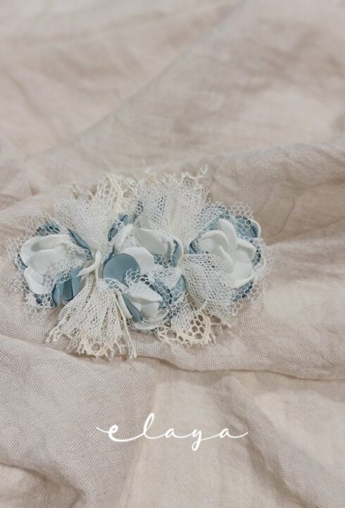 Adorno cinturón Flores 2022-14. Verde agua-blanco roto.