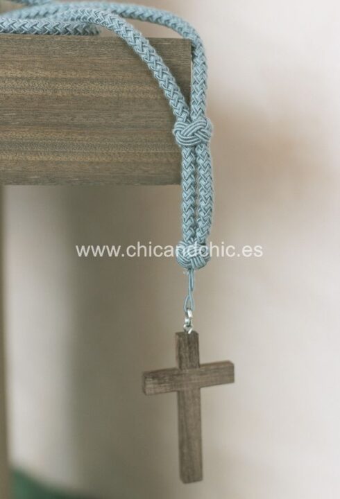 Cordón con cruz madera gris