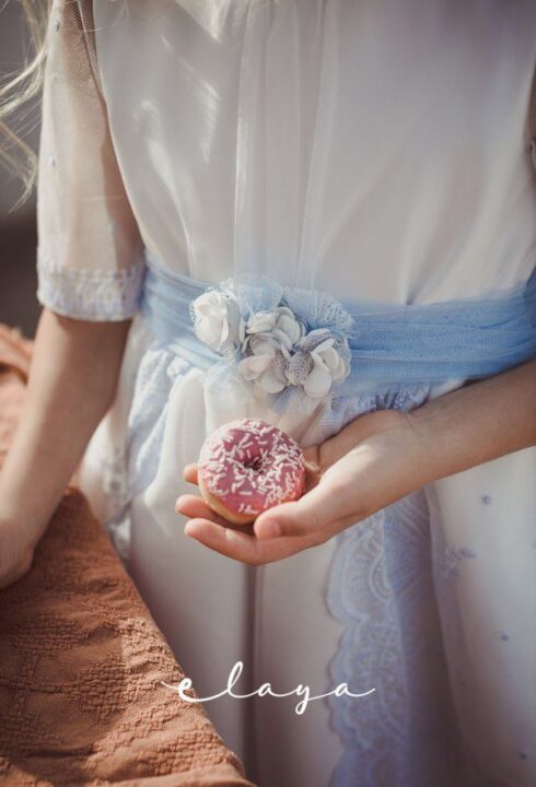 Adorno cinturón Flores 2022-14. Azul celeste-blanco roto.