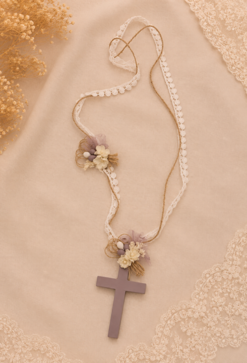chic-and-chic-comunion-complementos-cruz-malva.png