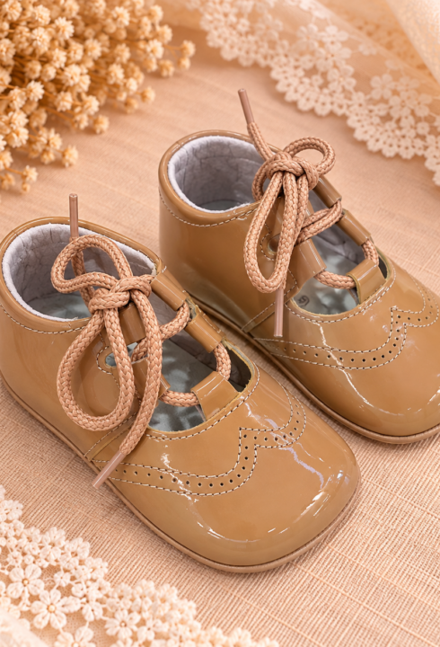 chic-and-chic-bautizo-complementos-2202-camel-charol.png