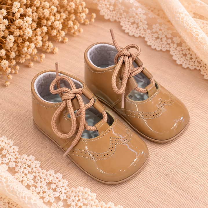 chic-and-chic-bautizo-complementos-2202-camel-charol.png