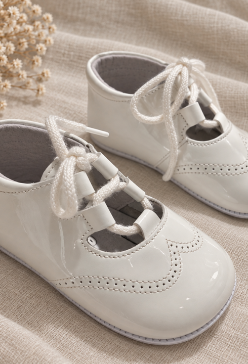 chic-and-chic-bautizo-complementos-2202-charol-blanco.png
