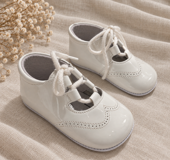 chic-and-chic-bautizo-complementos-2202-charol-blanco.png