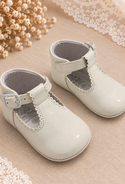 chic-and-chic-bautizo-complementos-3102-charol-blanco.png