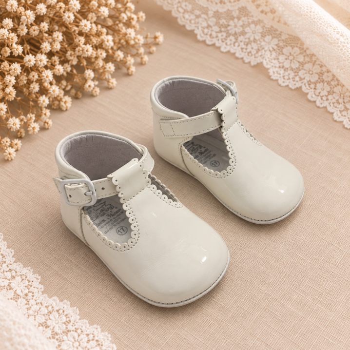 chic-and-chic-bautizo-complementos-3102-charol-blanco.png
