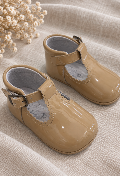 chic-and-chic-bautizo-complementos-3102-charol-camel.png