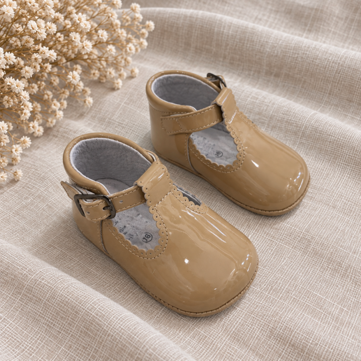 chic-and-chic-bautizo-complementos-3102-charol-camel.png